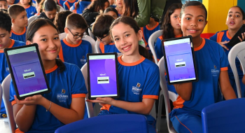 Mabel entrega primeiros tablets para alunos da educação municipal de Goiânia